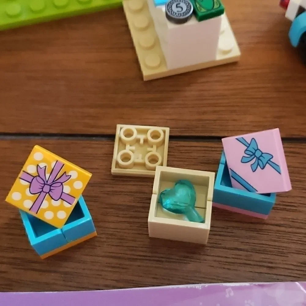 LEGO FRIENDS HEARTLAKE GIFT DELIVERY (RETIRED)